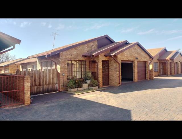 2 BEDROOM TOWNHOUSE FOR SALE IN EIKE PARK